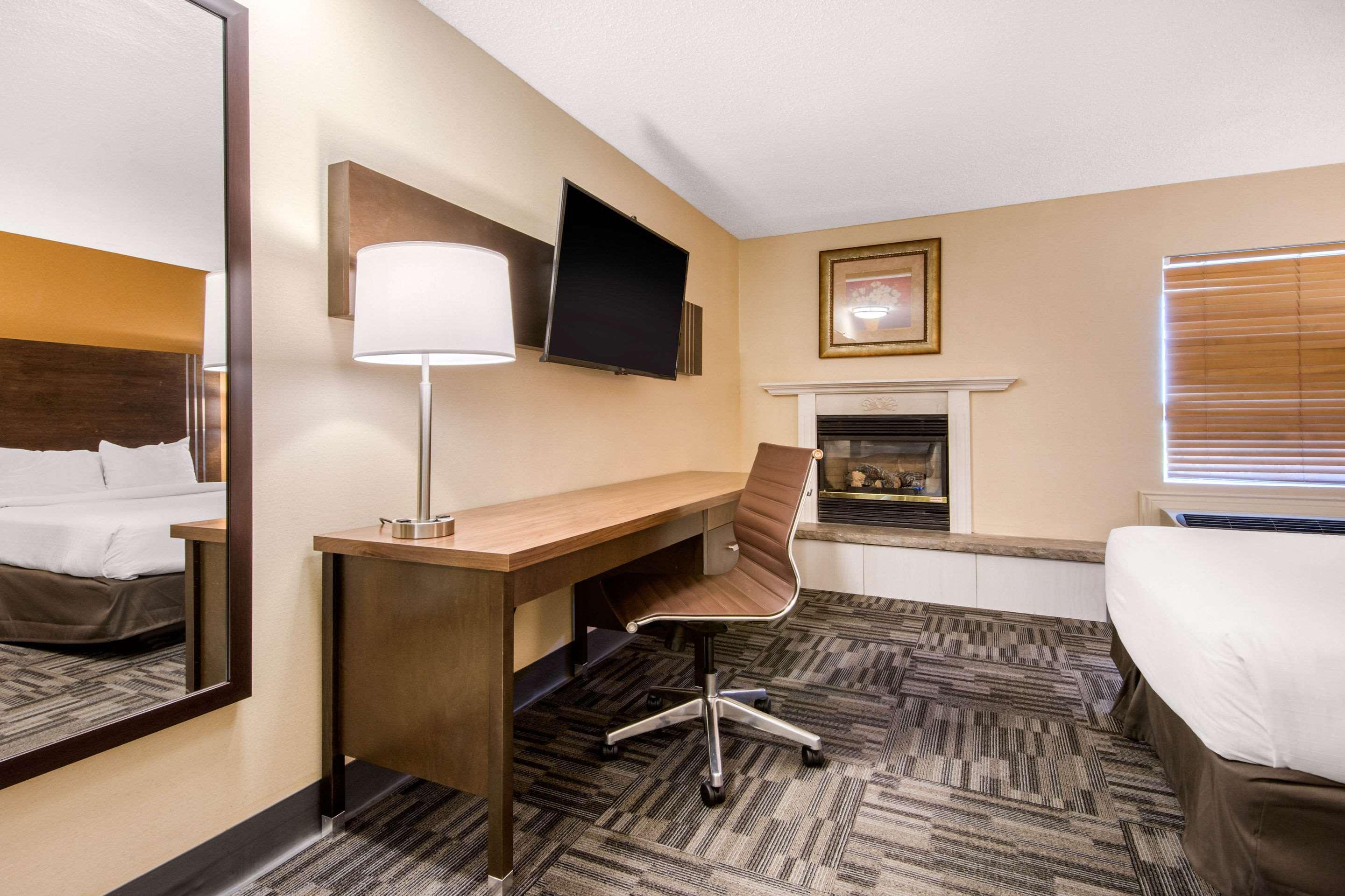 Quality Inn & Conference Centre Orillia Exterior foto